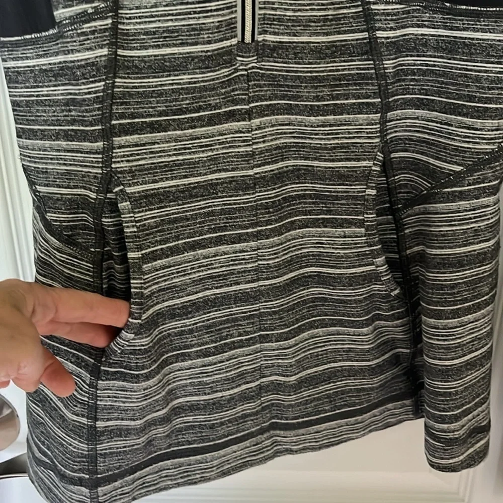 LULULEMON Athletica Half Zip-pullover Sweatshirt Reflective Stripes Size 6 Gray